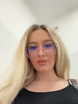 Snapshot of mollyxxx chatting on 02/18/25, 11:33 mollyxxx online show from 02/18/25, 11:33