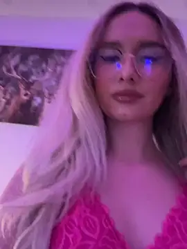 Snapshot of mollyxxx chatting on 03/10/25, 04:17 mollyxxx online show from 03/10/25, 04:17