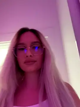 Snapshot of mollyxxx chatting on 10/10/25, 01:04 mollyxxx online show from 10/10/25, 01:04