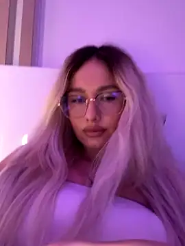 Snapshot of mollyxxx chatting on 10/28/25, 06:28 mollyxxx online show from 10/28/25, 06:28