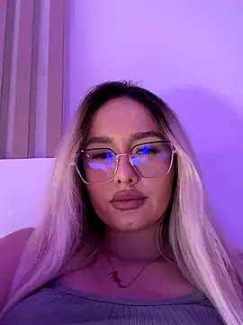 Snapshot of mollyxxx chatting on 11/23/25, 03:06 mollyxxx online show from 11/23/25, 03:06