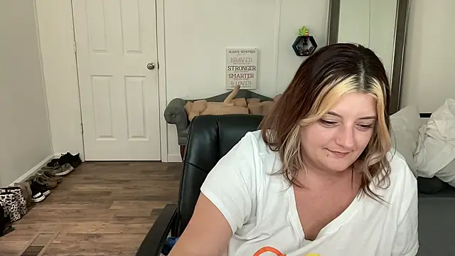 Snapshot of magicsparkles chatting on 02/04/25, 04:48 magicsparkles online show from 02/04/25, 04:48