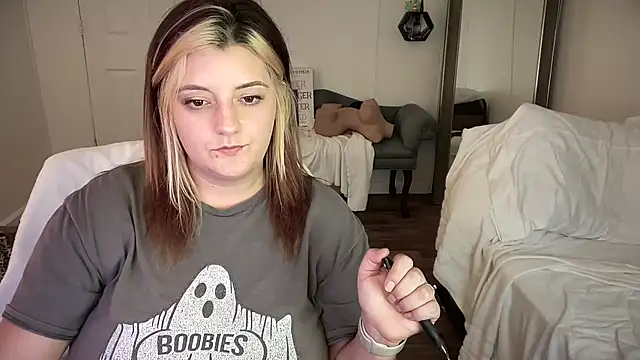 Snapshot of magicsparkles chatting on 02/18/25, 11:19 magicsparkles online show from 02/18/25, 11:19