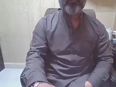 Snapshot of hairymaster95 chatting on 11/22/25, 04:11 hairymaster95 online show from 11/22/25, 04:11