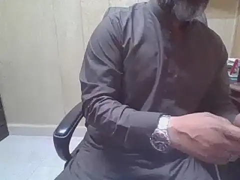 Snapshot of hairymaster95 chatting on 11/24/25, 04:12 hairymaster95 online show from 11/24/25, 04:12