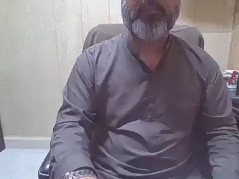 Snapshot of hairymaster95 chatting on 11/25/25, 04:23 hairymaster95 online show from 11/25/25, 04:23