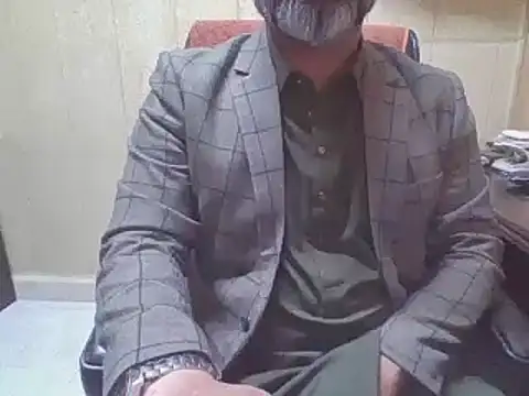 Snapshot of hairymaster95 chatting on 11/28/25, 04:04 hairymaster95 online show from 11/28/25, 04:04