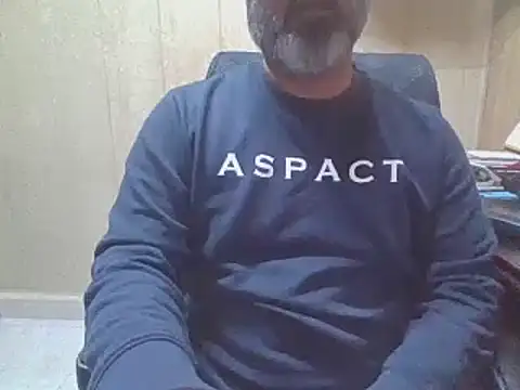 Snapshot of hairymaster95 chatting on 12/14/25, 06:19 hairymaster95 online show from 12/14/25, 06:19