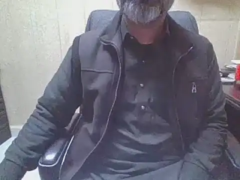 Snapshot of hairymaster95 chatting on 01/10/26, 04:25 hairymaster95 online show from 01/10/26, 04:25