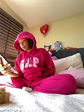 Snapshot of Cum2Charm chatting on 03/04/25, 06:39 Cum2Charm online show from 03/04/25, 06:39