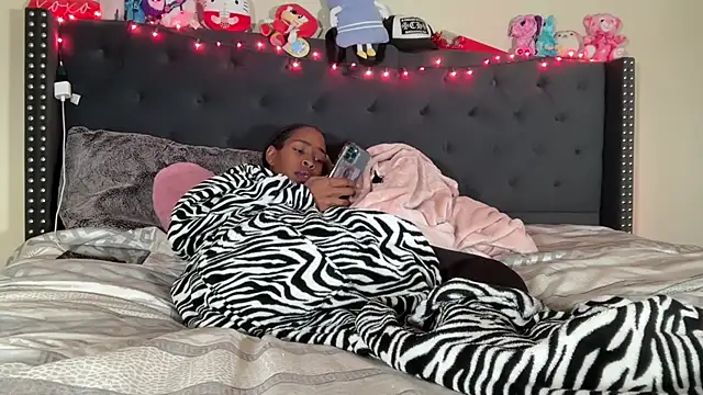 Snapshot of Cum2Charm chatting on 10/26/25, 02:56 Cum2Charm online show from 10/26/25, 02:56