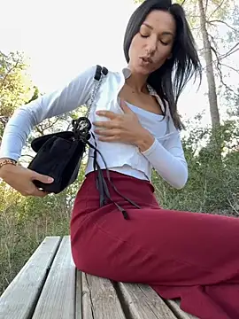 Snapshot of _MiaQueen_ chatting on 11/04/25, 02:05 MiaQueen online show from 11/04/25, 02:05