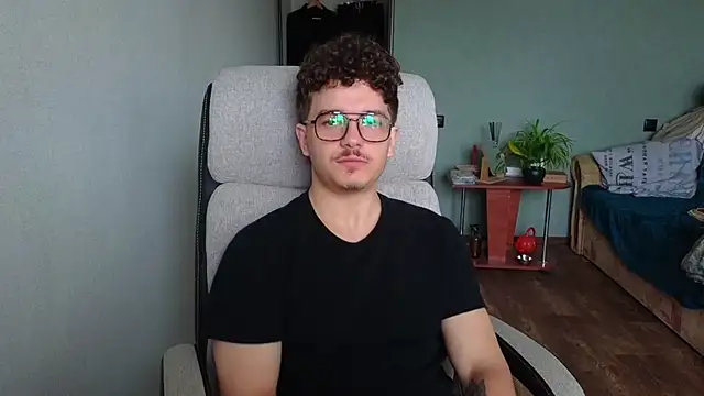 Remy Miles online show from 11/12/25, 08:04