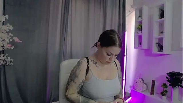 Snapshot of Raven_Luna chatting on 12/19/24, 10:24 Raven Luna online show from 12/19/24, 10:24