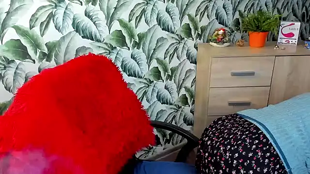 Snapshot of Ellennaughty chatting on 12/18/24, 11:51 Ellennaughty online show from 12/18/24, 11:51