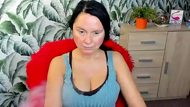 Snapshot of Ellennaughty chatting on 12/19/24, 02:56 Ellennaughty online show from 12/19/24, 02:56