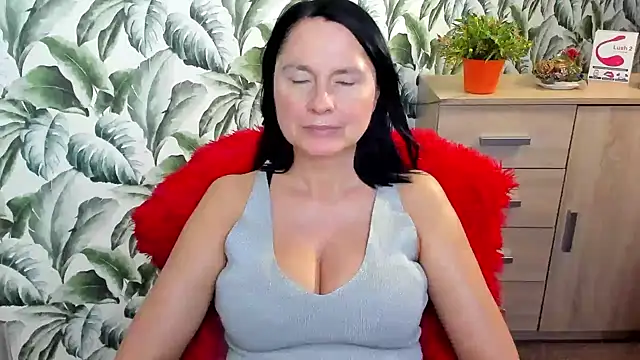 Snapshot of Ellennaughty chatting on 01/14/25, 12:43 Ellennaughty online show from 01/14/25, 12:43