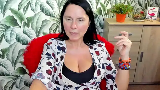 Snapshot of Ellennaughty chatting on 02/06/25, 03:27 Ellennaughty online show from 02/06/25, 03:27