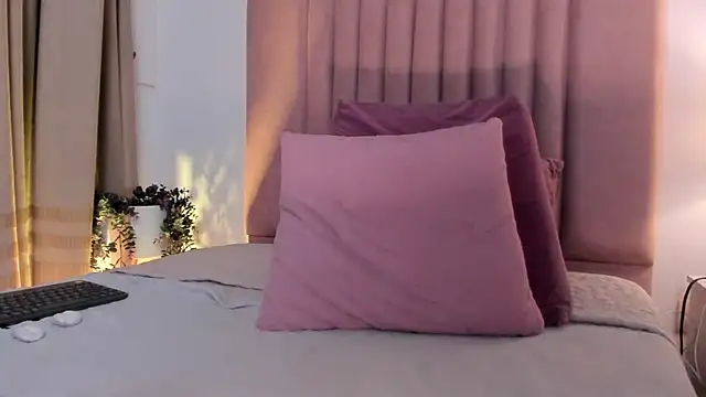 Snapshot of Christy_Sea chatting on 02/12/25, 12:05 Christy Sea online show from 02/12/25, 12:05