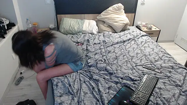 missthon0 online show from 10/13/25, 12:05