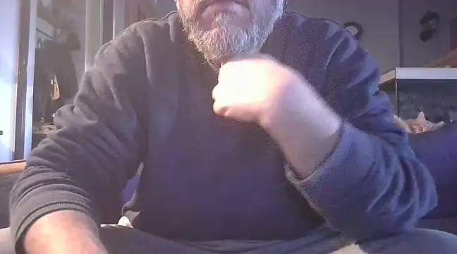 Snapshot of naked_bear chatting on 01/22/25, 10:40 naked bear online show from 01/22/25, 10:40