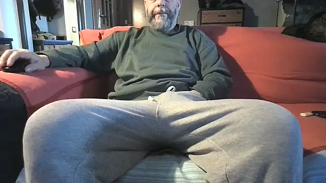 Snapshot of naked_bear chatting on 02/03/25, 09:52 naked bear online show from 02/03/25, 09:52