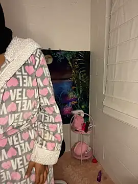 Snapshot of Badjen1027 chatting on 11/04/25, 02:21 Badjen1027 online show from 11/04/25, 02:21