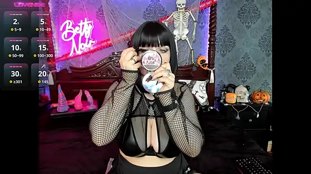 BettyNoir online show from 10/30/25, 10:16
