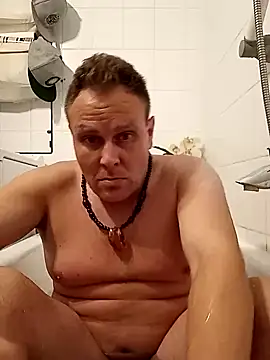 Snapshot of OliverBerlinSucht chatting on 10/04/25, 04:32 OliverBerlinSucht online show from 10/04/25, 04:32