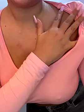 Snapshot of Liiaa chatting on 10/28/25, 11:14 Liiaa online show from 10/28/25, 11:14