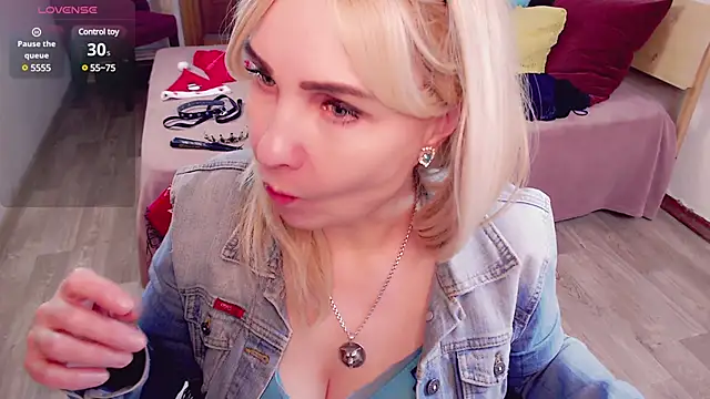 Snapshot of _unique_cam_ chatting on 01/06/25, 10:02 unique cam online show from 01/06/25, 10:02