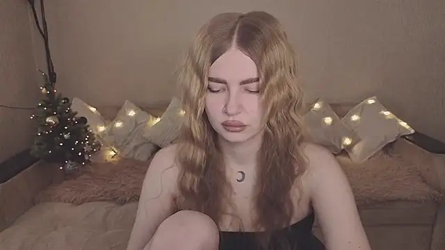 Snapshot of ViolettaLopez chatting on 12/21/25, 10:44 ViolettaLopez online show from 12/21/25, 10:44