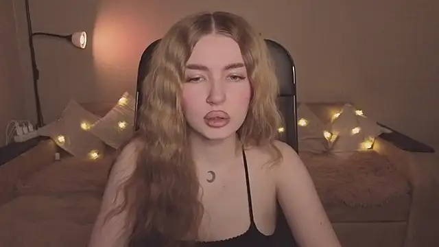 Snapshot of ViolettaLopez chatting on 02/15/26, 04:36 ViolettaLopez online show from 02/15/26, 04:36