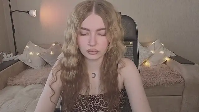 Snapshot of ViolettaLopez chatting on 02/21/26, 12:50 ViolettaLopez online show from 02/21/26, 12:50