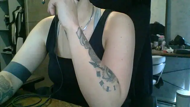 Snapshot of geilmeisje98 chatting on 10/02/25, 12:01 geilmeisje98 online show from 10/02/25, 12:01