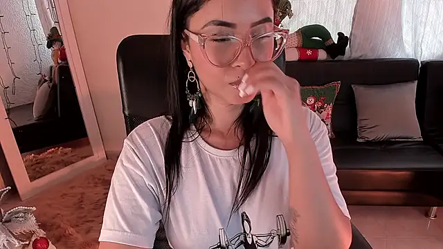 Snapshot of PaulinaBelushi chatting on 12/13/24, 08:47 PaulinaBelushi online show from 12/13/24, 08:47