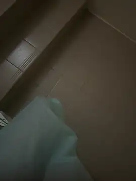 Snapshot of alextang2005 chatting on 09/23/25, 11:24 alextang2005 online show from 09/23/25, 11:24