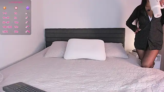 Snapshot of thinysweet chatting on 02/19/26, 12:56 thinysweet online show from 02/19/26, 12:56