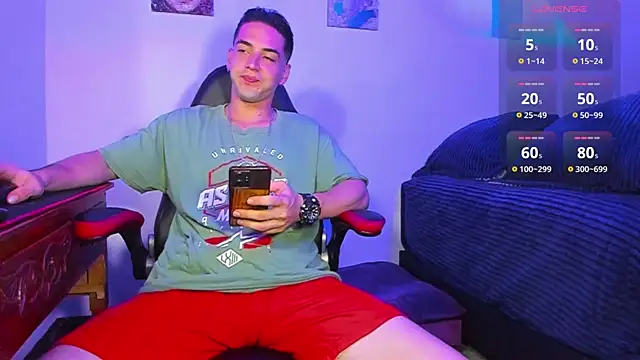 Snapshot of Alex_smith00 chatting on 12/04/24, 11:02 Alex smith00 online show from 12/04/24, 11:02