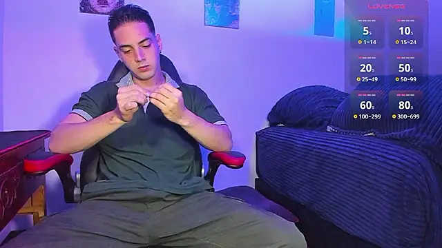 Snapshot of Alex_smith00 chatting on 12/07/24, 10:28 Alex smith00 online show from 12/07/24, 10:28