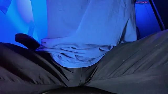 Snapshot of Alex_smith00 chatting on 12/14/24, 01:06 Alex smith00 online show from 12/14/24, 01:06