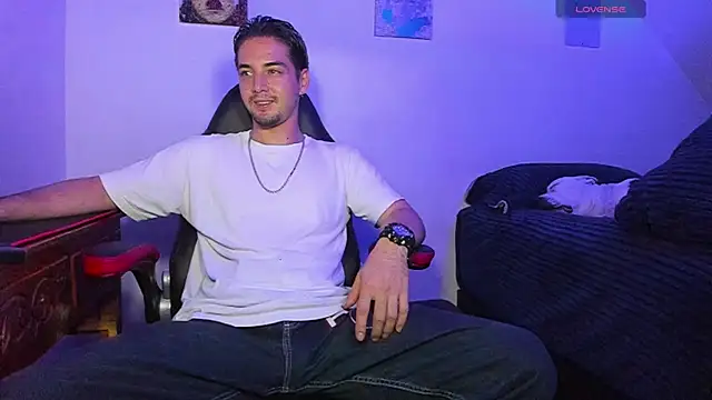 Snapshot of Alex_smith00 chatting on 01/13/25, 01:45 Alex smith00 online show from 01/13/25, 01:45