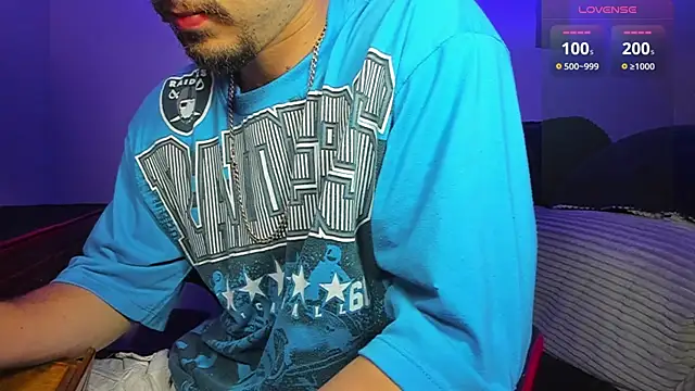 Snapshot of Alex_smith00 chatting on 02/02/25, 11:42 Alex smith00 online show from 02/02/25, 11:42