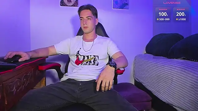 Snapshot of Alex_smith00 chatting on 02/23/25, 01:35 Alex smith00 online show from 02/23/25, 01:35