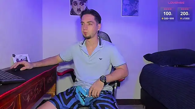 Snapshot of Alex_smith00 chatting on 10/17/25, 10:56 Alex smith00 online show from 10/17/25, 10:56