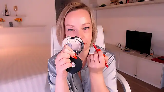 Tilly Eliot online show from 10/24/25, 03:08