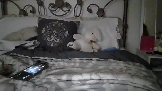 Snapshot of persephone332 chatting on 10/12/25, 06:01 persephone332 online show from 10/12/25, 06:01