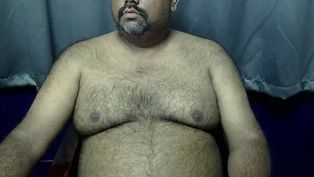 Snapshot of hairysubcub_70 chatting on 10/31/25, 03:51 hairysubcub 70 online show from 10/31/25, 03:51