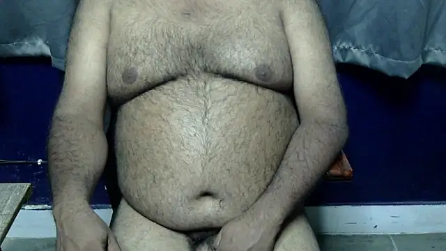 Snapshot of hairysubcub_70 chatting on 11/19/25, 05:02 hairysubcub 70 online show from 11/19/25, 05:02