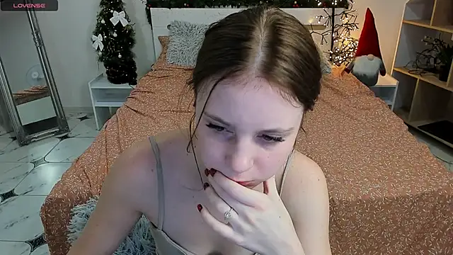 Snapshot of CharmedDoll chatting on 12/14/24, 04:42 CharmedDoll online show from 12/14/24, 04:42